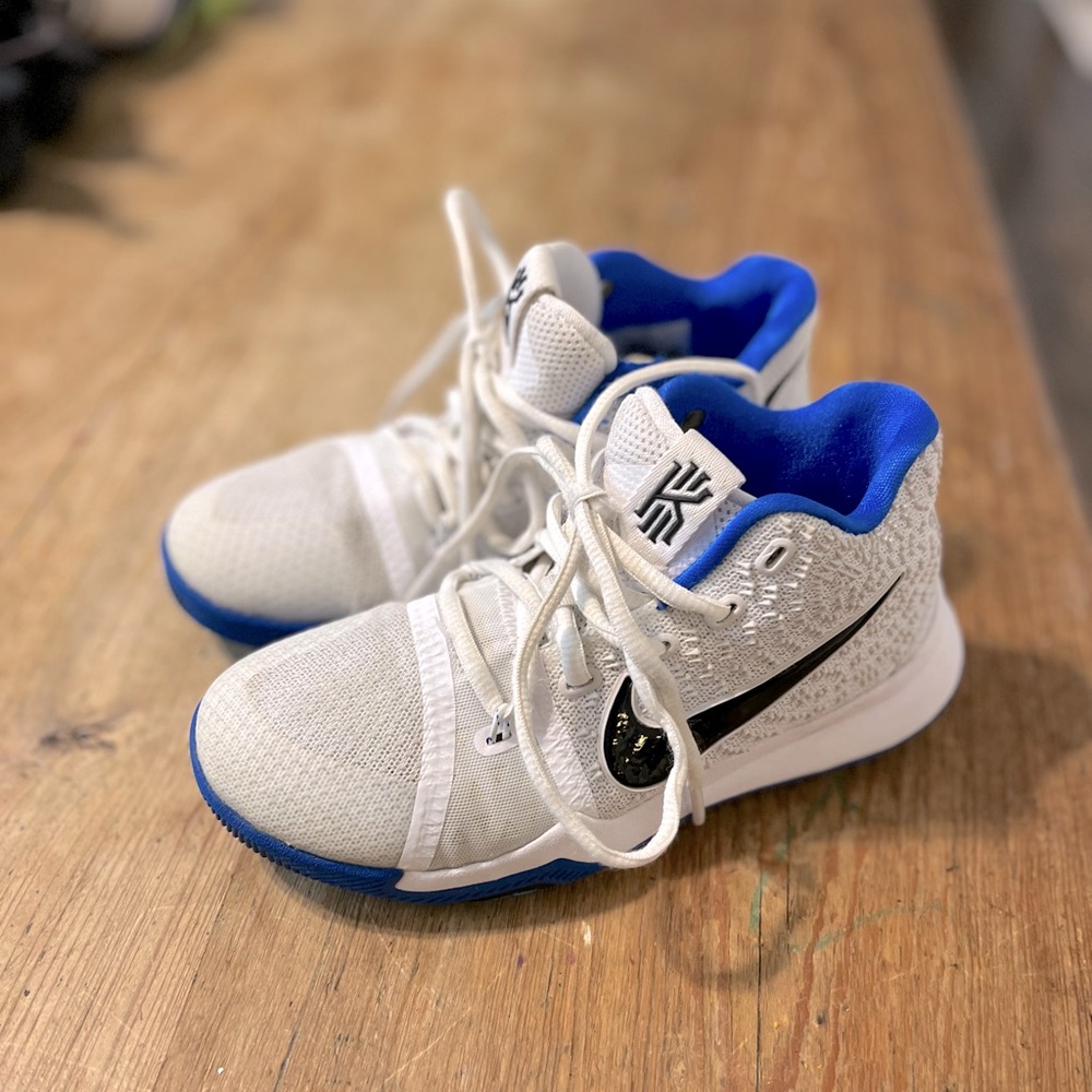 Nike Kyries white and blue sneakers 1.5 Y boys